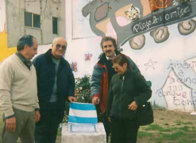 sofamigos1.jpg (20252 bytes)