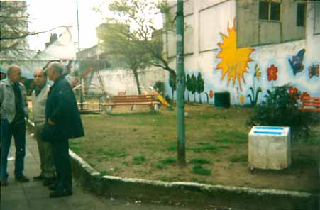sofamigos2.jpg (24253 bytes)